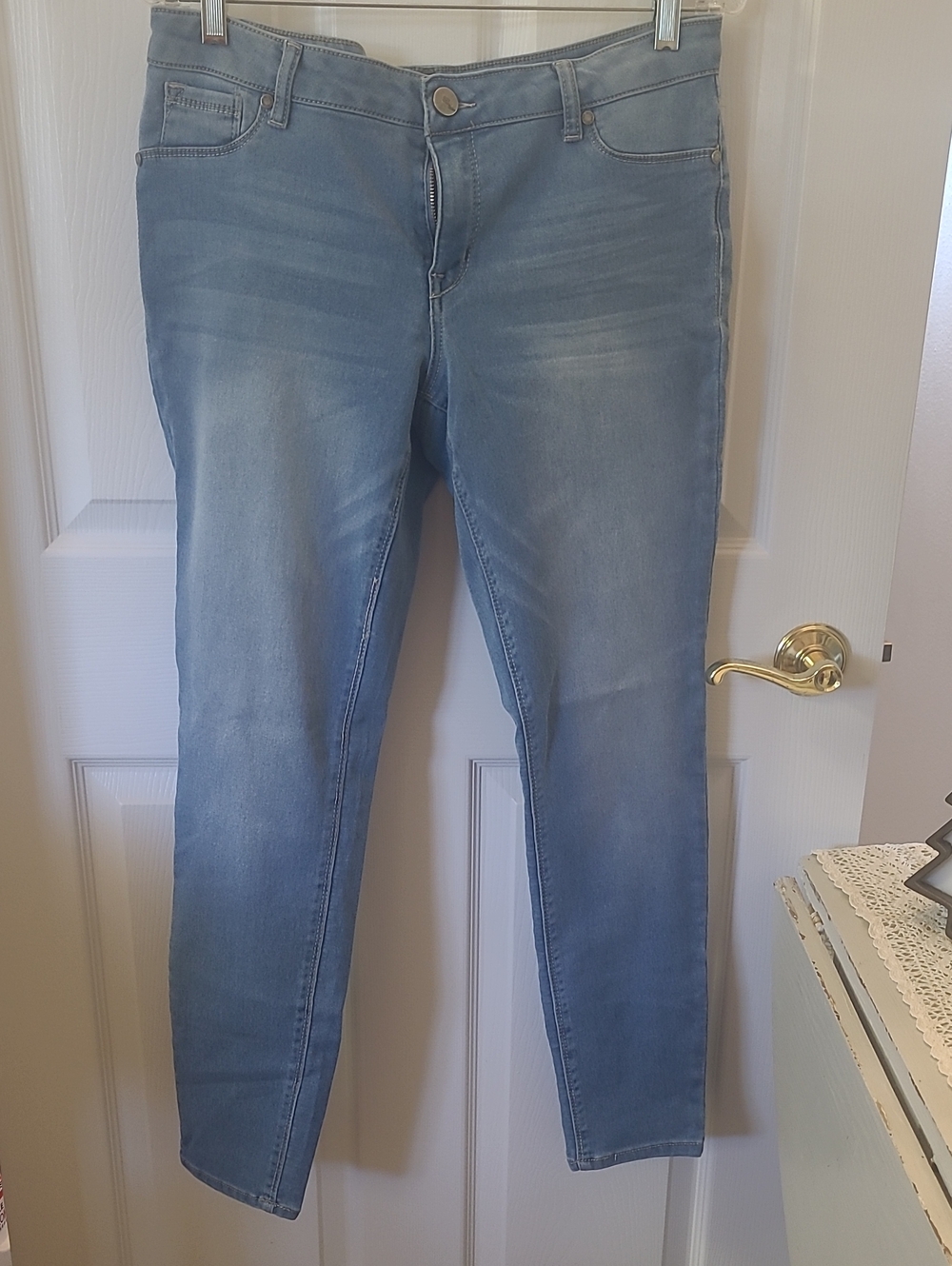 1822 Denim Light Blue Skinny Jeans Size 14/32. Bin 6